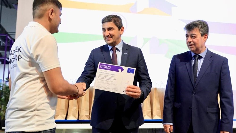 Απονομή πιστοποιητικών εκπαίδευσης σε Ινδούς κτηνοτρόφους